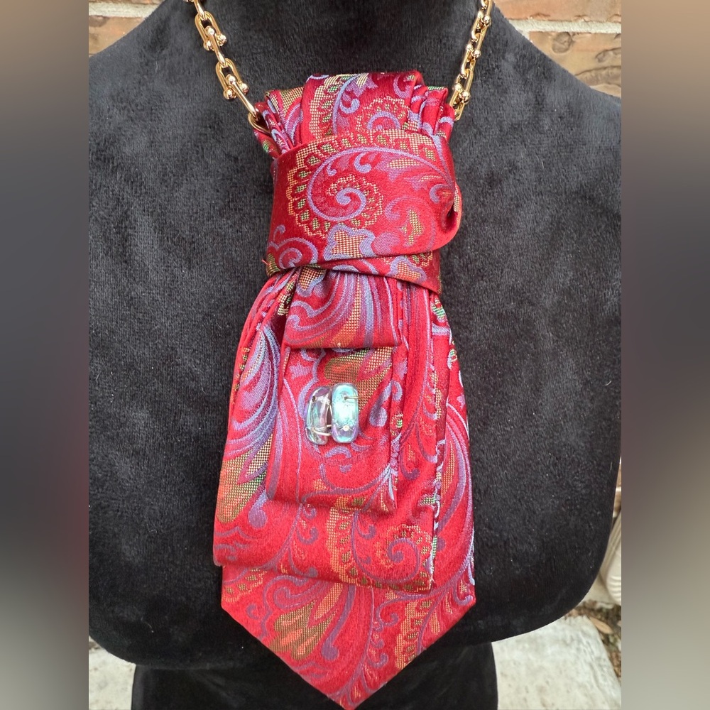 Red Paisley Necktie with Horseshoe Gold‎ Chain Necklace